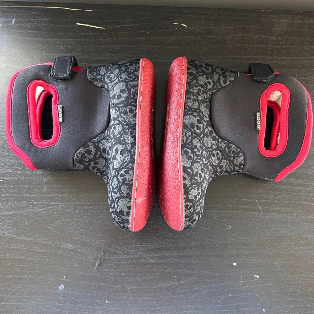 Bogs Baby Skulls Waterproof Insulated Boots Black Red Grey Kids Size 8 71448-009